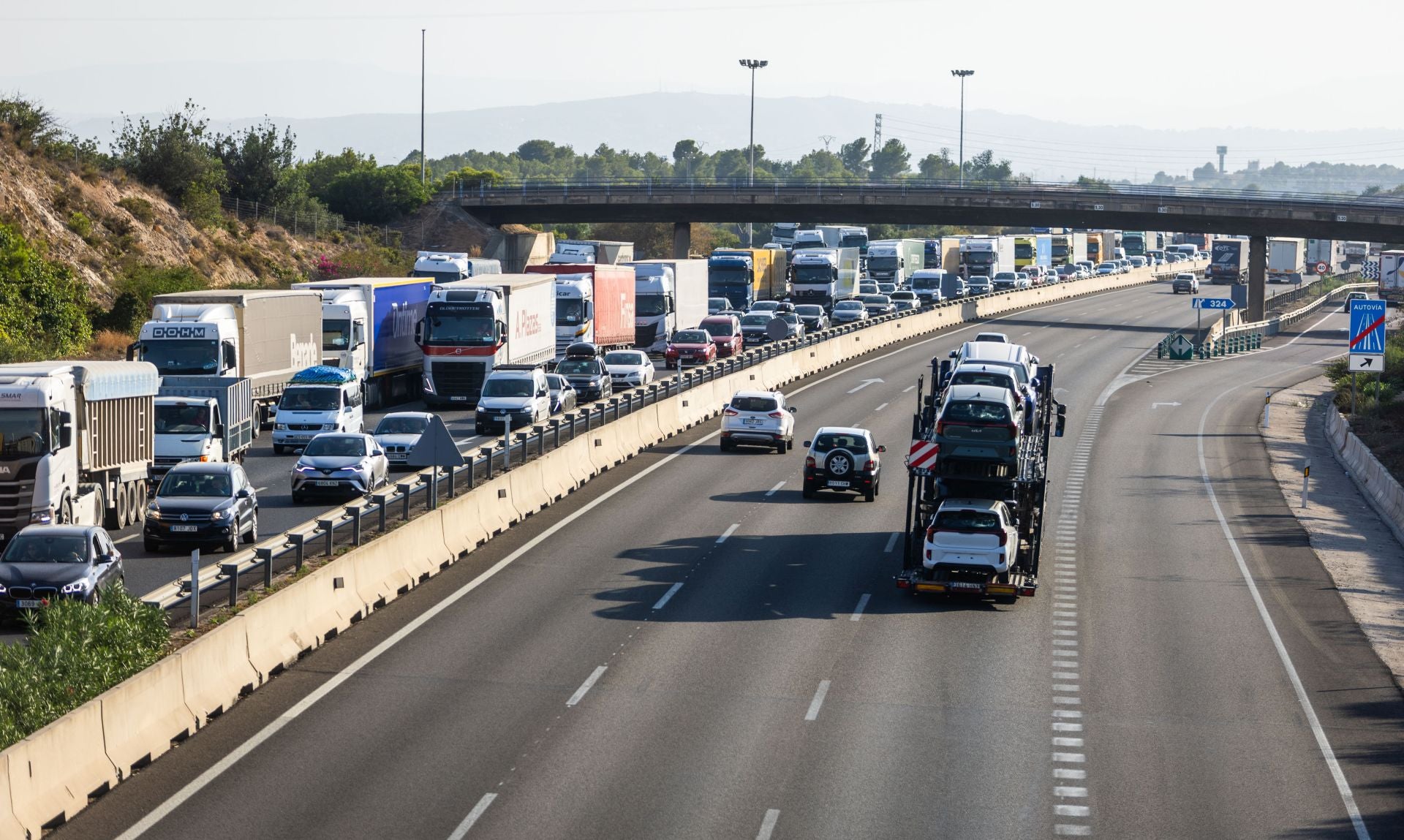 Ocho heridos en un accidente múltiple en la A-7 entre diez vehículos y un camión