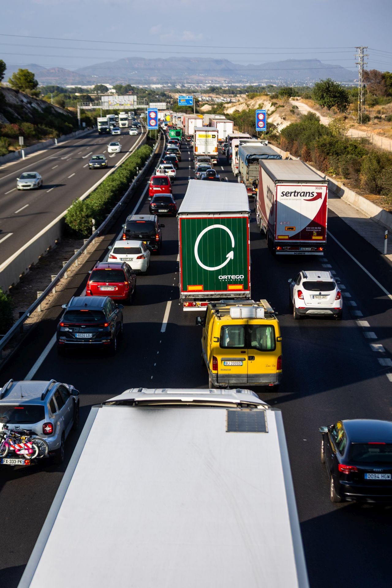 Ocho heridos en un accidente múltiple en la A-7 entre diez vehículos y un camión