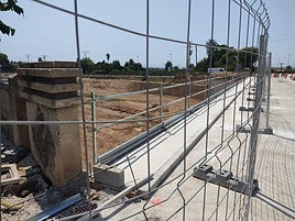 Obras para sustituir la barandilla del puente en Algemesí.