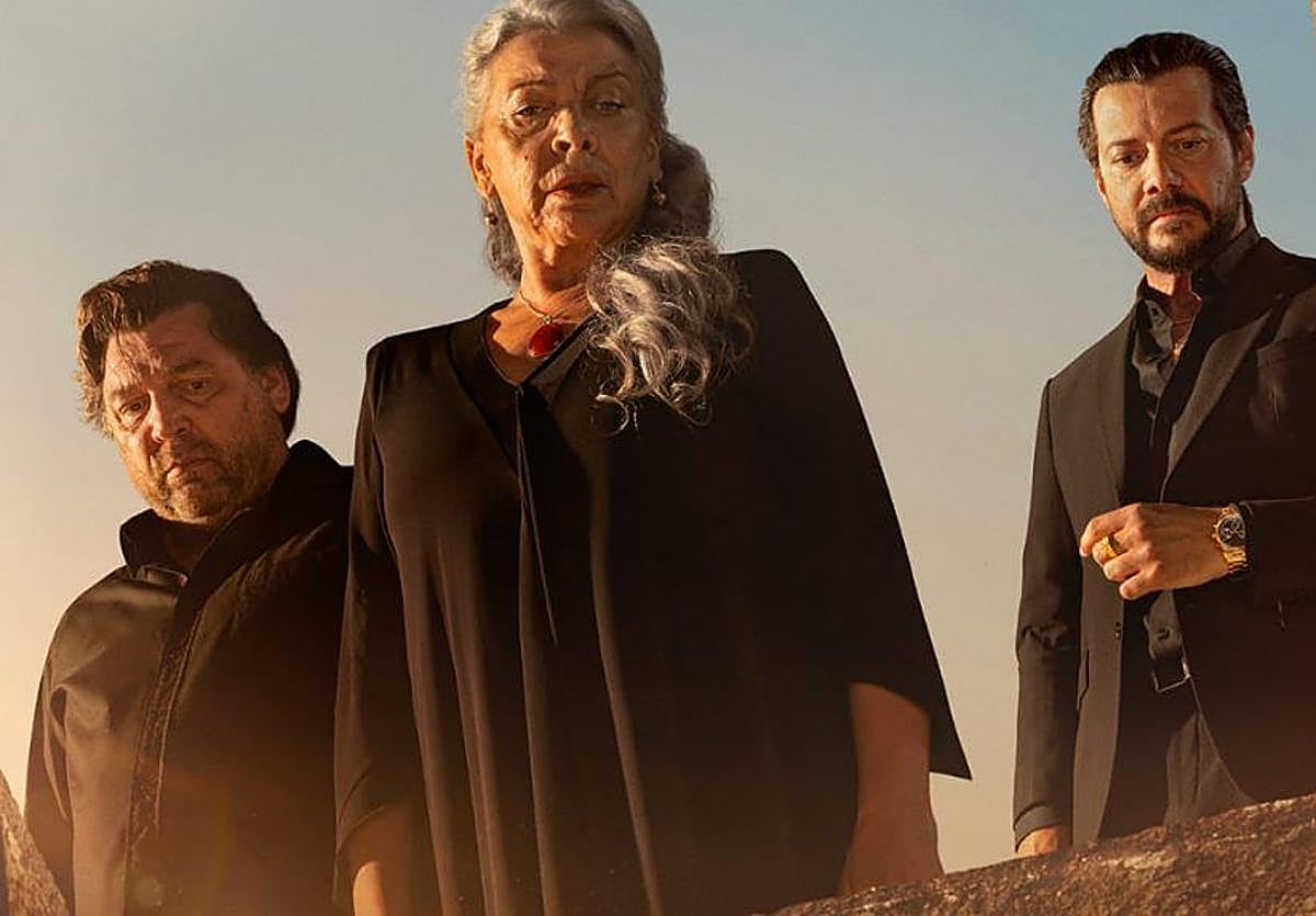 Kiti Mánver, Álvaro Morte y Hovik Keuchkerian.