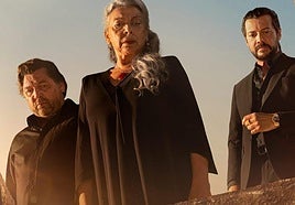 Kiti Mánver, Álvaro Morte y Hovik Keuchkerian.