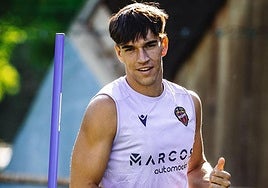 Carlos Espí, entrenándose con el Levante.