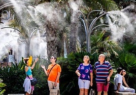 Varias personas se refrescan del calor en Valencia. Imagen de archivo.