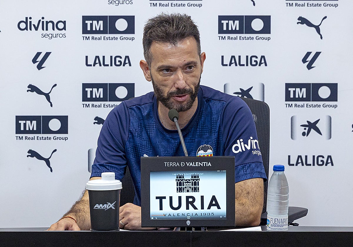 Carlos Corberán, en rueda de prensa.