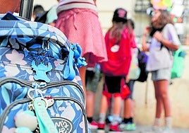 Alumnos en las inmediaciones de su centro, el primer día del curso pasado.