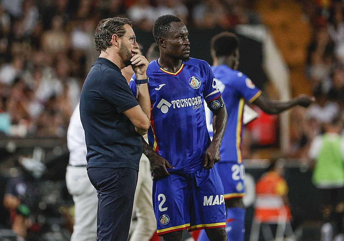 Bordalás conversa con Djene durante el encuentro.