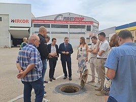 Visita del conseller para la reconstrución a una área industrial afectada por la dana.