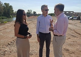 Arcadi España junto a la nueva comisionada y al alcalde l'Alcúdia.