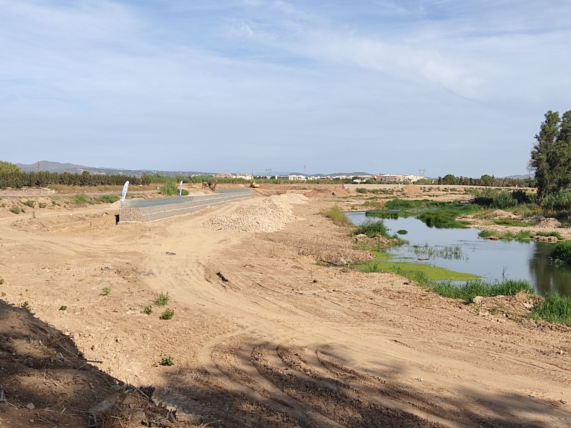 Construcción de la mota de protección en el término de l'Alcúdia.