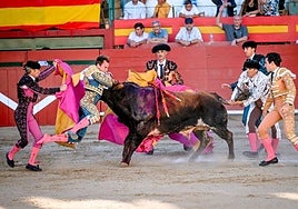 Román enganchado por el asta del toro es volteado en Requena.