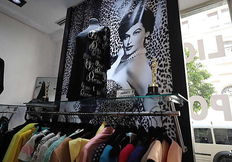 Fotografía de Ava Gardner y estatuilla de un Oscar en la tienda.