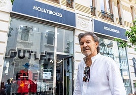 El diseñador Tomás García en la puerta de Hollywood.