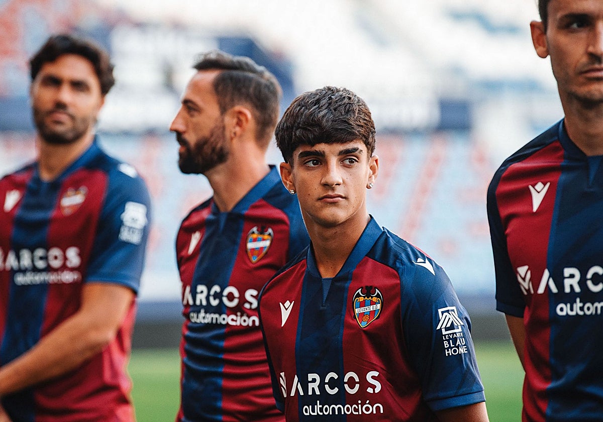 Víctor Fernández en las presentaciones de fichajes.