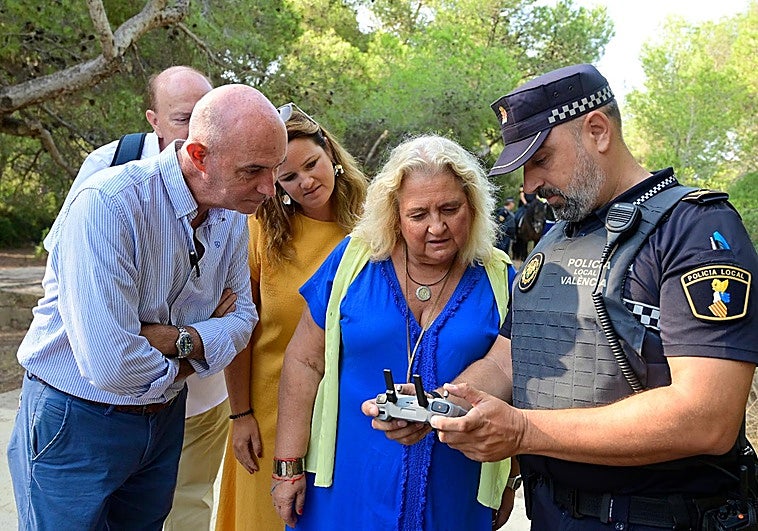 María José San Segundo comprobando el funcionamiento de los drones