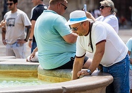 Los turistas buscan las fuentes de Valencia para tratar de combatir las altas temperaturas.