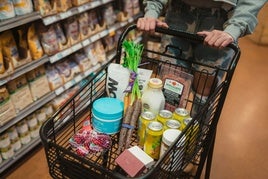 Una persona realiza la compra en un supermercado.