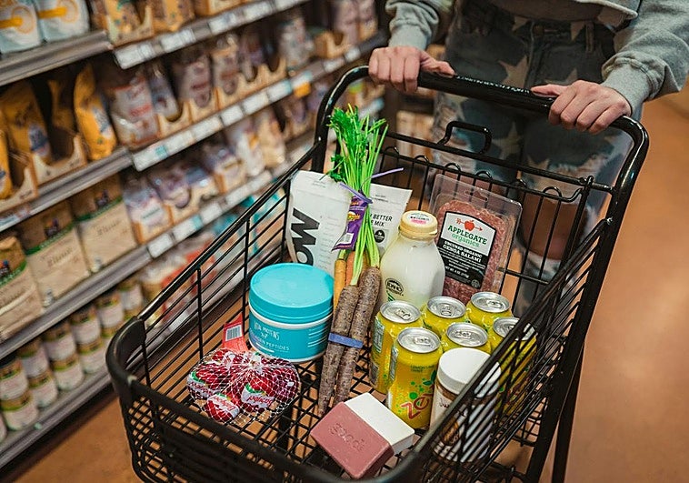 Una persona realiza la compra en un supermercado.