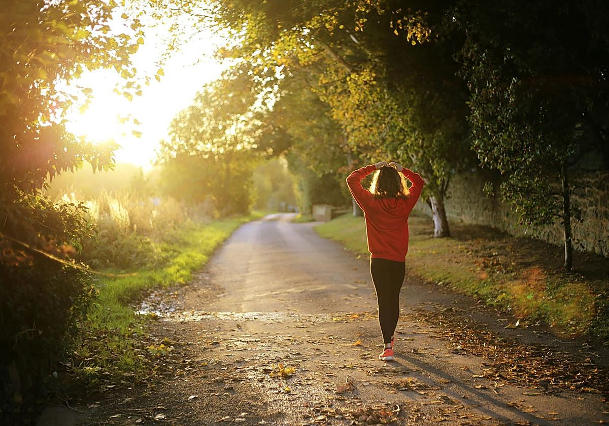 Una mujer caminando, imagen de recurso