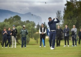 José María Olazábal practicando golf.