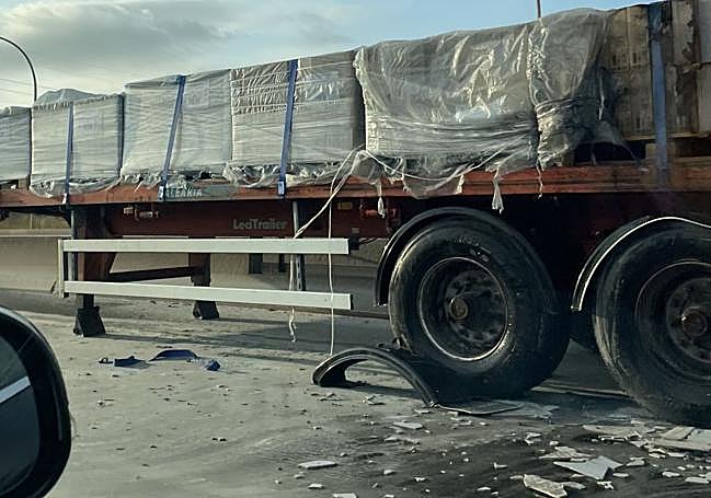 Incendio de un vehículo en la v-30.