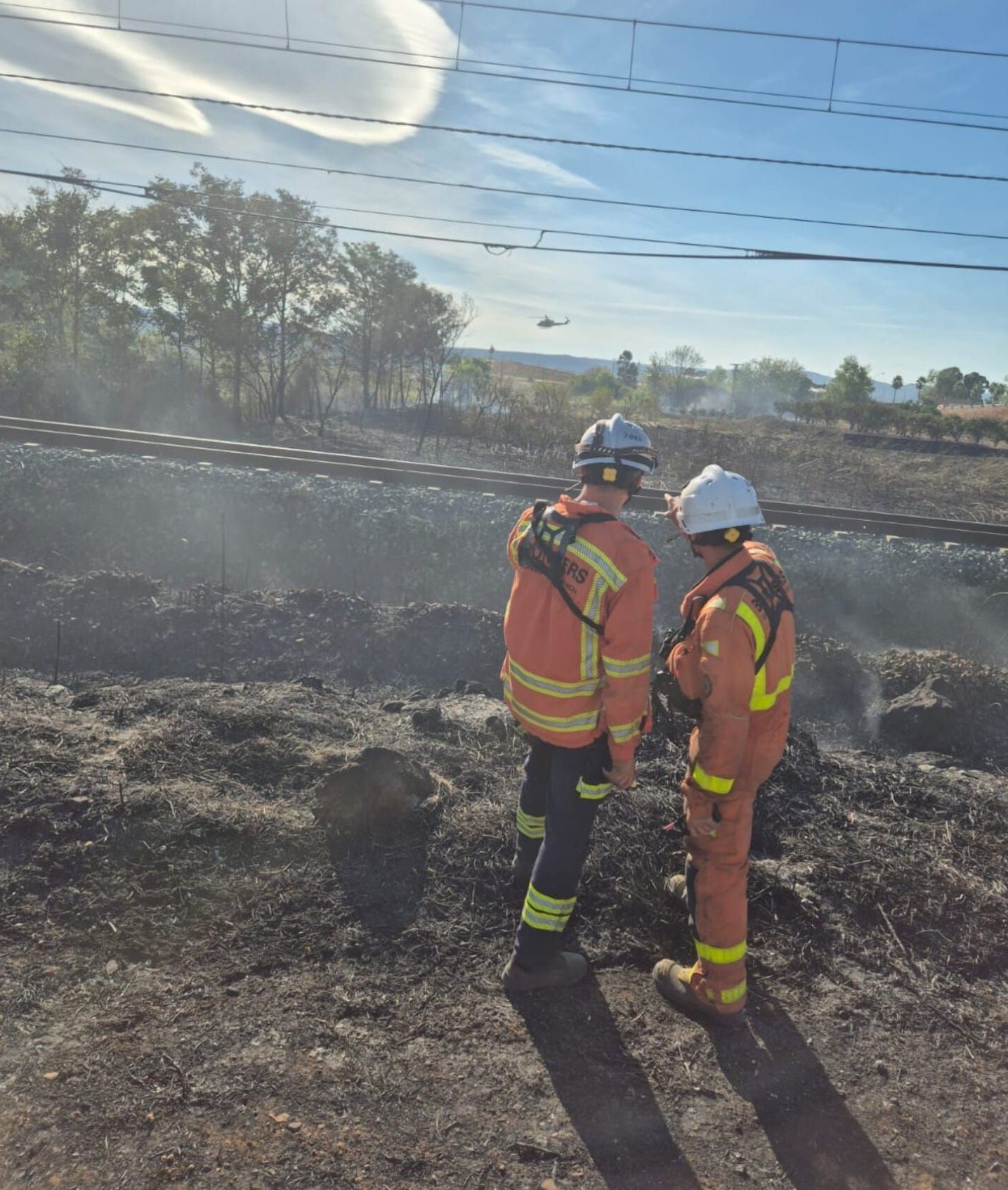 Un incendio junto a un desguace de Massalavés obliga a cortar la Línea 1 del Metro
