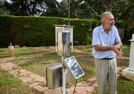 El delegado de Aemet en la Comunitat, Jorge Tamayo, explica cómo funcionan los aparatos meteorológicos en la sede de Viveros.