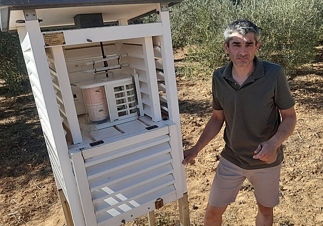Víctor Marzo, aficionado de Chiva y socio de Avamet, controla la garita meteorológica de Aemet en su campo de olivos próximo al barranco.