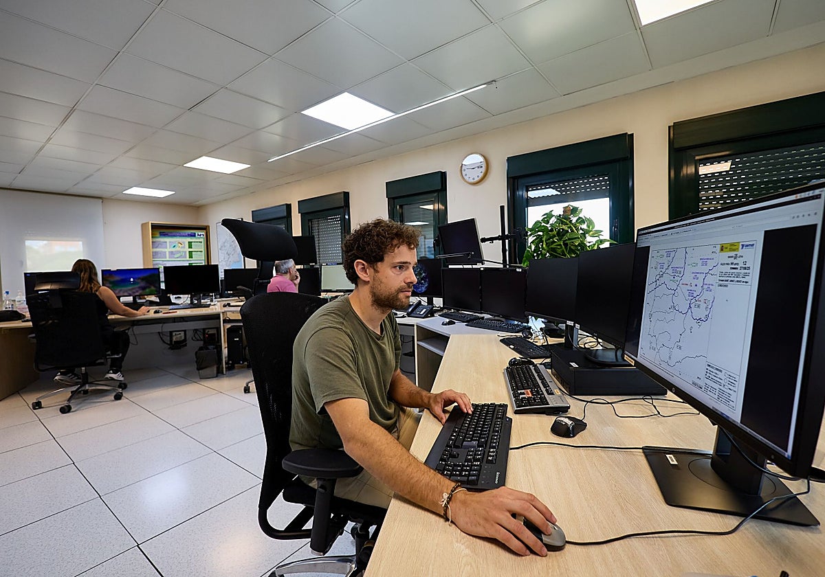 Varios trabajadores operan en la sala de predicción y vigilancia de la sede de Aemet en Valencia, en el centro territorial de Viveros.