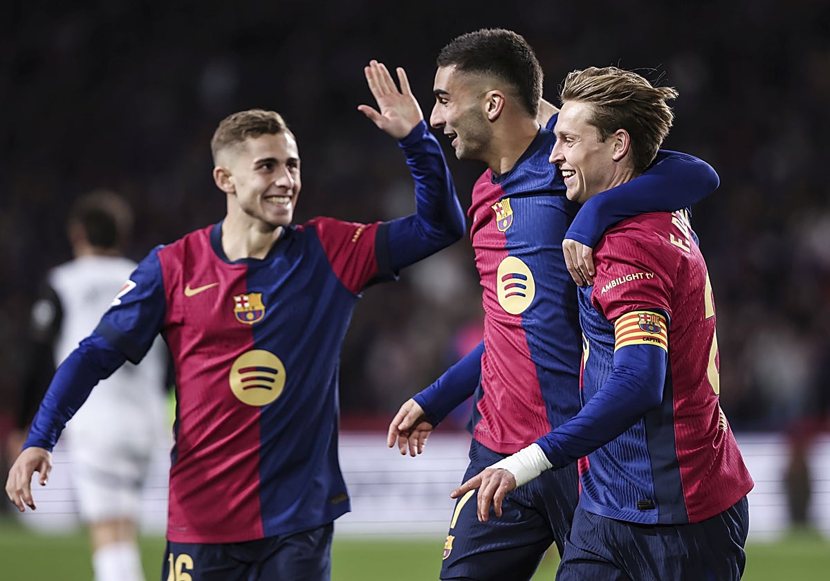 Fermín López, Ferran Torres y Frenkie de Jong celebran el gol del neerlandés ante el Valencia.