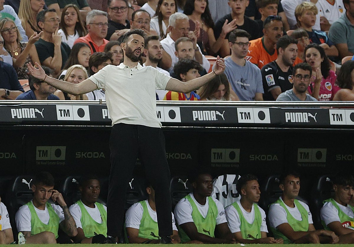 Gesto de Corberán durante el partido contra el Getafe.