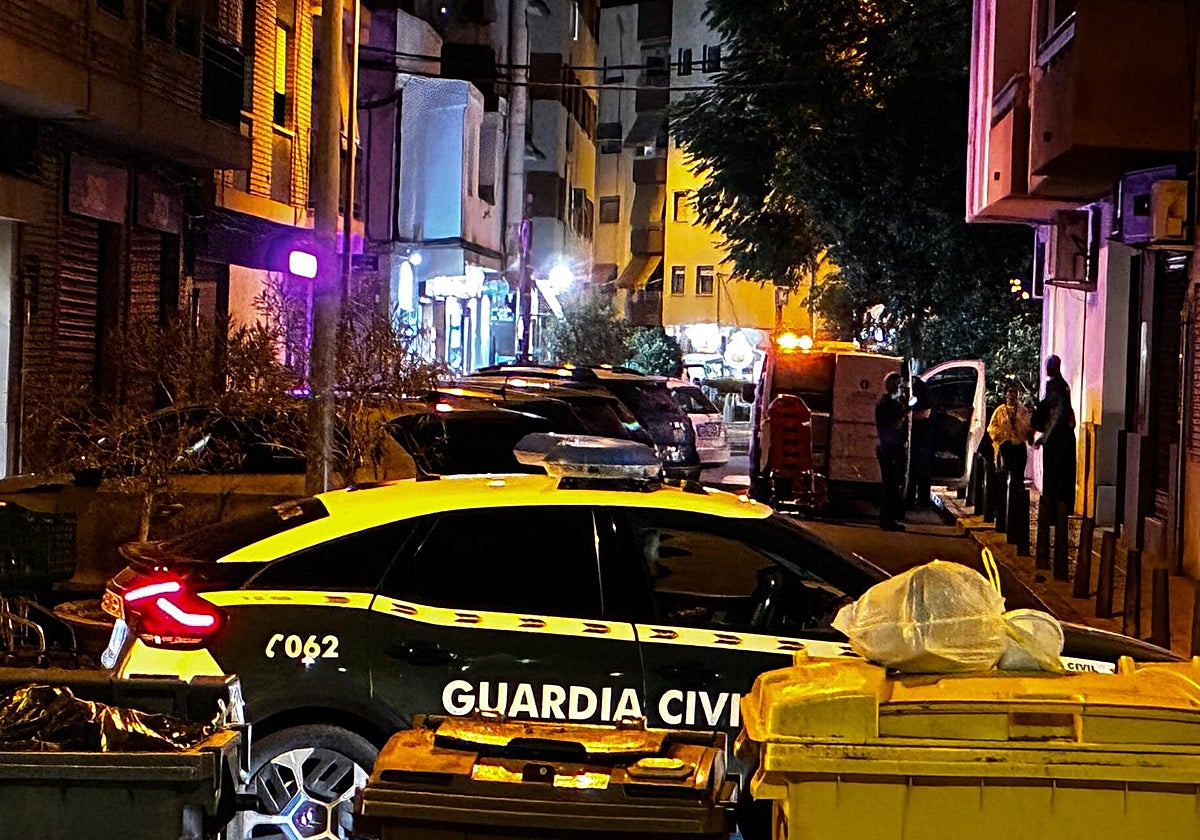 Un coche de la Guardia Civil, el viernes por la noche, en el lugar del suceso.