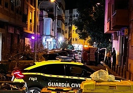 Un coche de la Guardia Civil, el viernes por la noche, en el lugar del suceso.