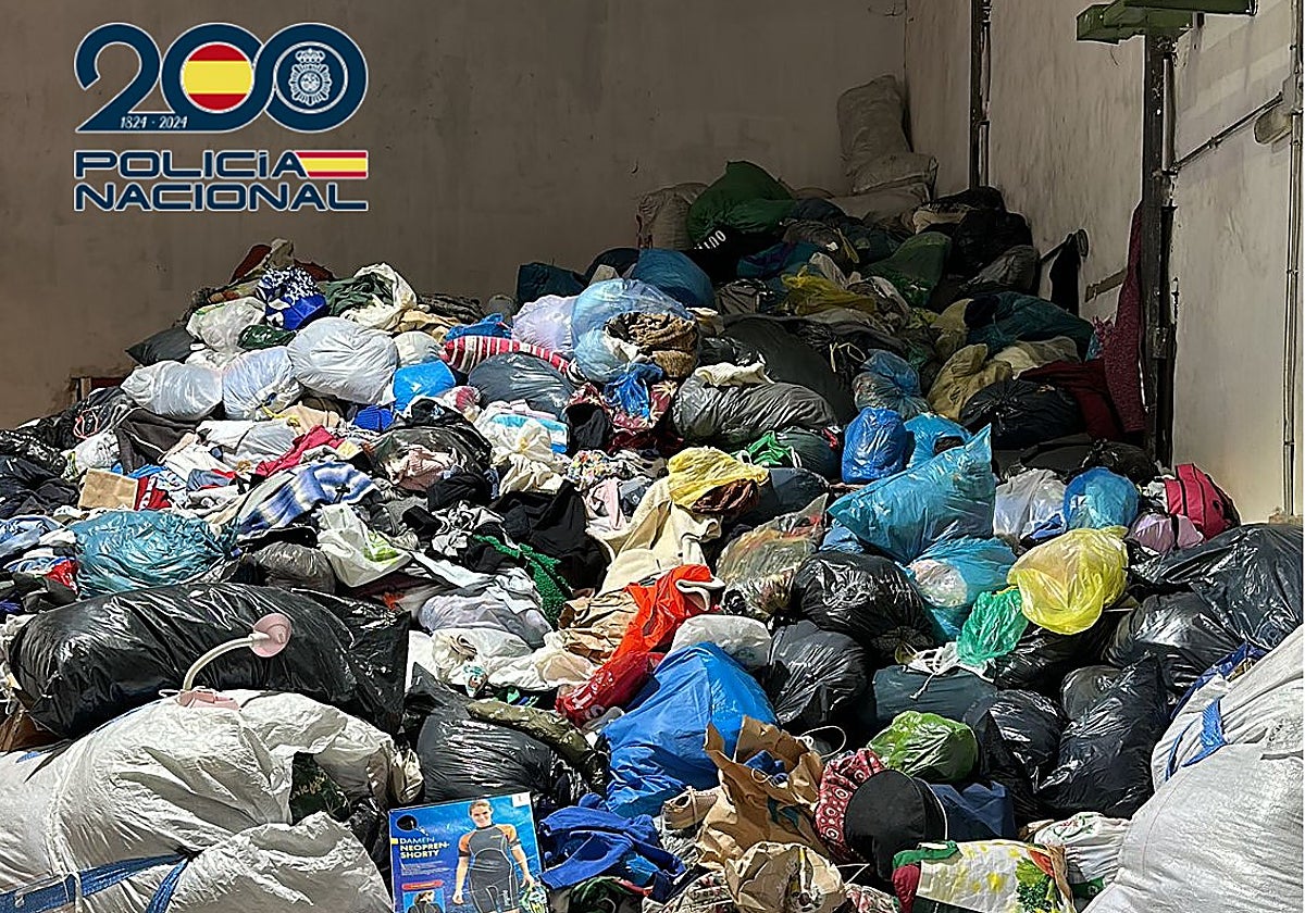 Montaña de ropa usada que sustrajo uno de los grupos desarticulados por la Policía.