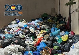 Montaña de ropa usada que sustrajo uno de los grupos desarticulados por la Policía.
