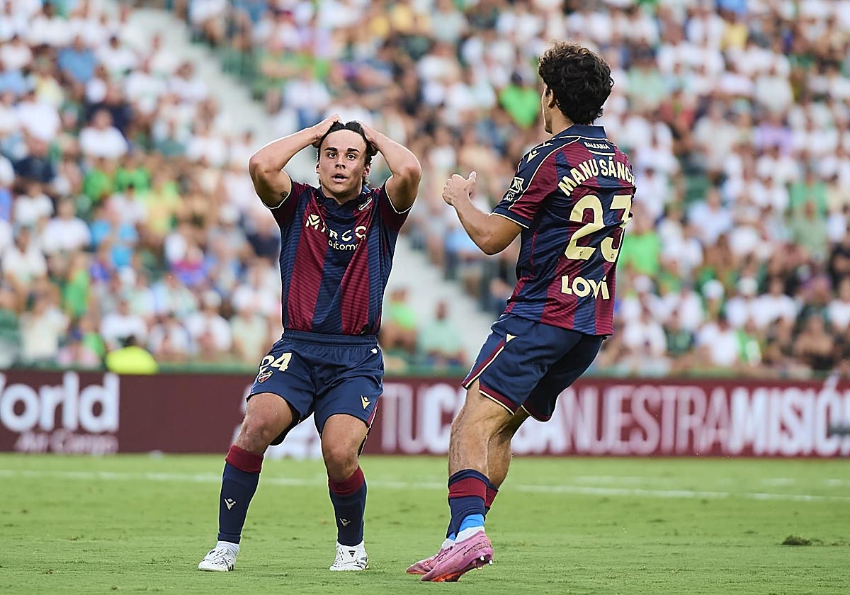 Carlos Álvarez se lamenta tras el larguero.