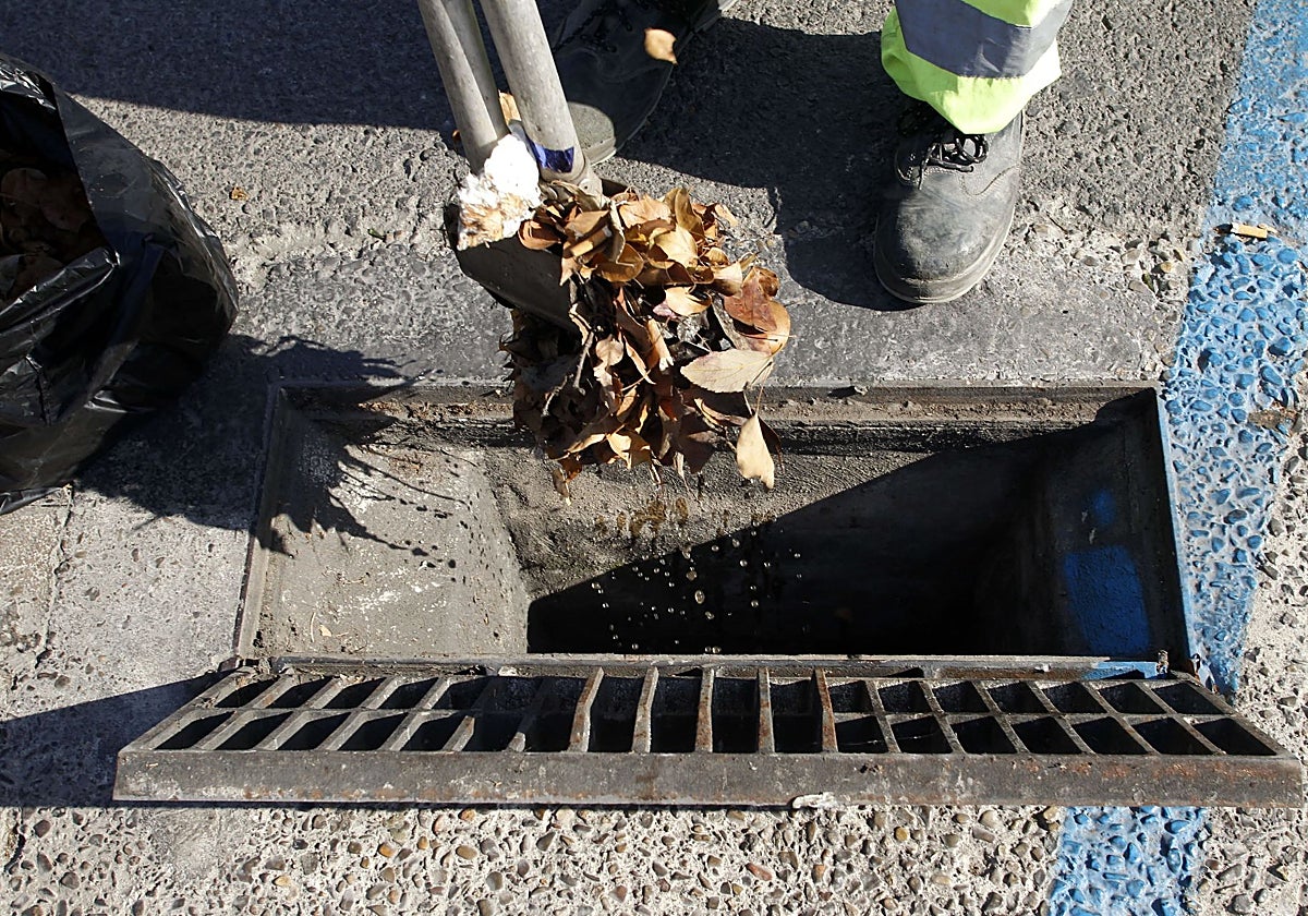Un operario limpia un imbornal, en una imagen de archivo.