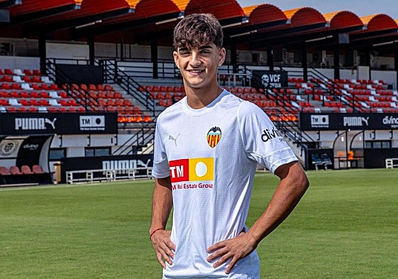 Víctor Fernández Jr, con la camiseta del Valencia.