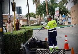 Un operario realiza las labores de limpieza de un imbornal en Torrent.