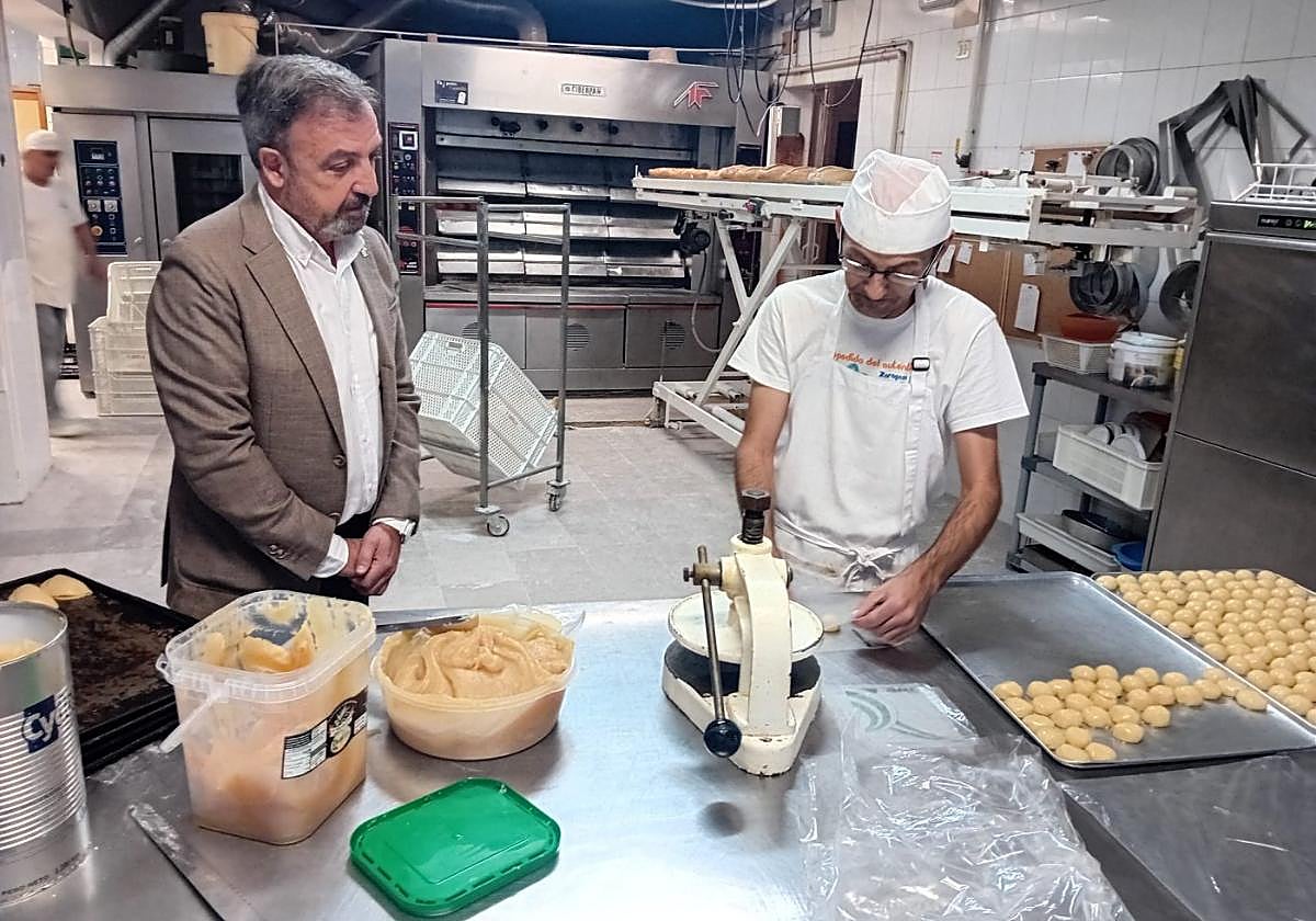 El concejal de Empleo, Juan Carlos Redondo, en un curso de panadería.