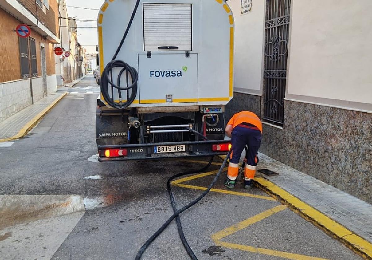 Limpieza de imbornales en la localidad.