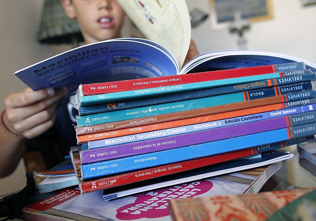 Preparativos de una familia valenciana para el inicio del curso escolar.