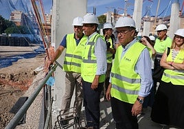 El president Mazón, entre el alcalde de Alicante Luis Barcala y el conseller Rovira, este lunes.