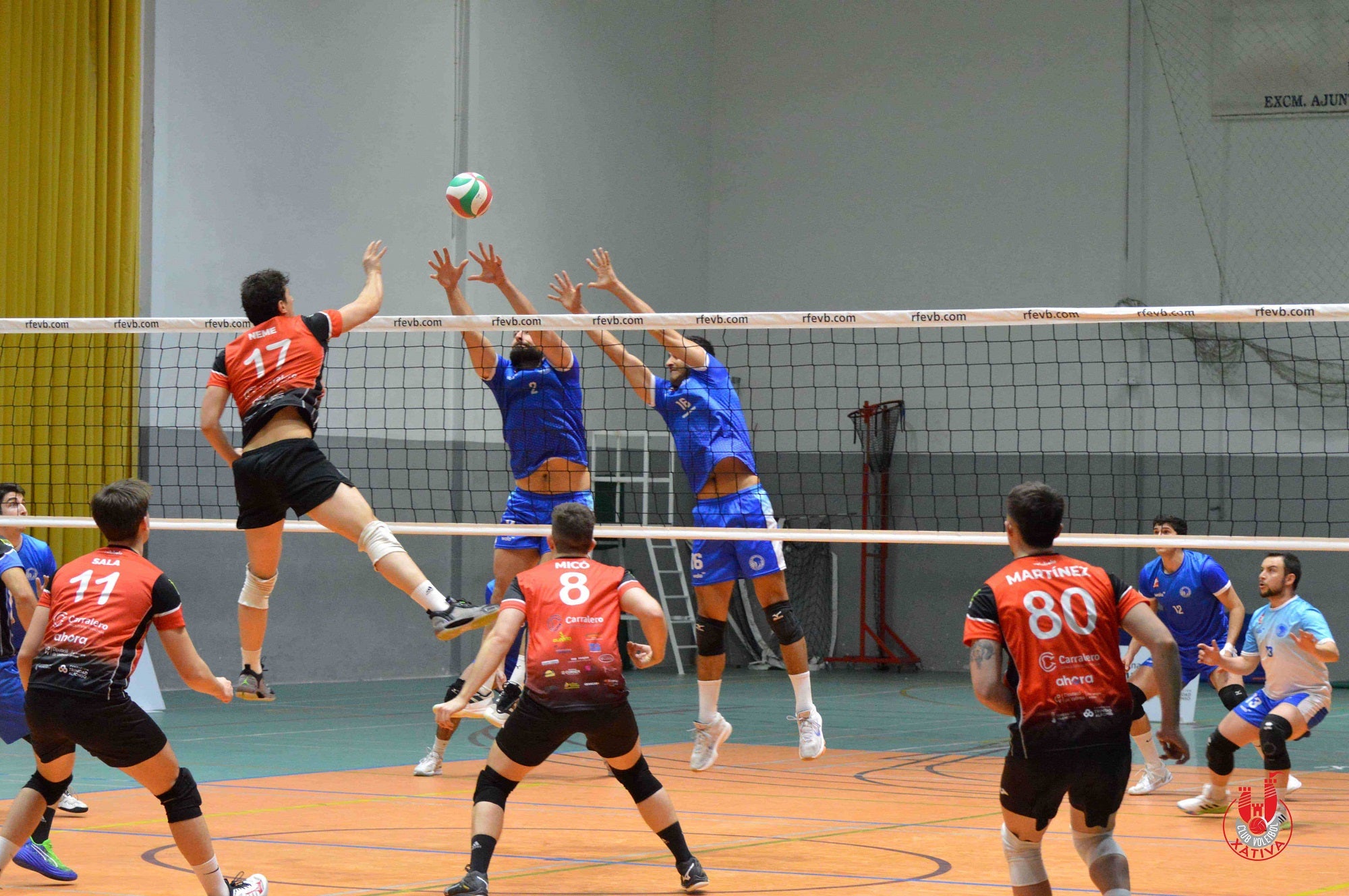 Uno de los ataques del equipo masculino del Xàtiva Voleibol en un partido de la temporada pasada.