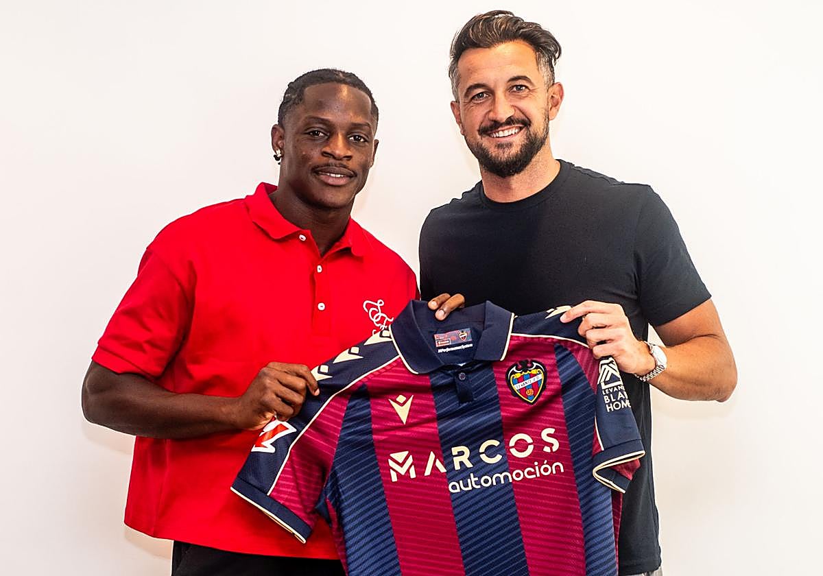 Etta Eyong, junto a Héctor Rodas.