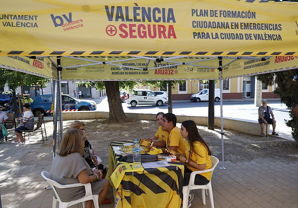 Vecinos de La Torre reciben información del plan de emergencias.