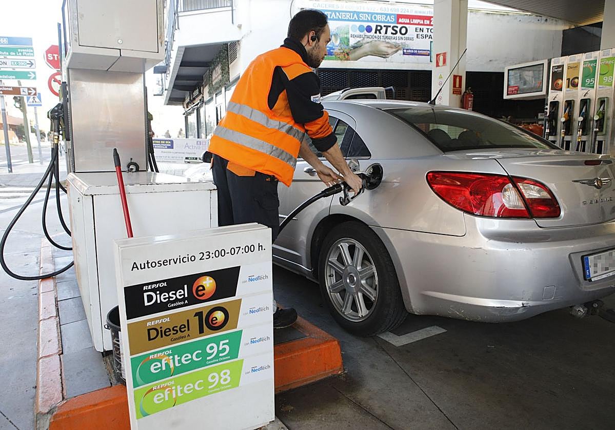 Repostaje en una gasolinera, imagen de archivo.