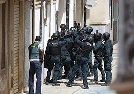 Guardias civil y policías en el lugar del suceso.