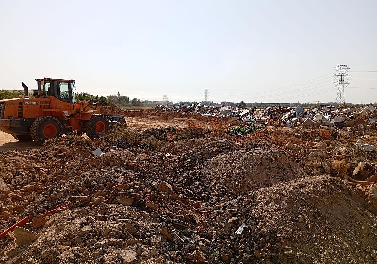 Escombros y restos de la dana en un solar de Paiporta.