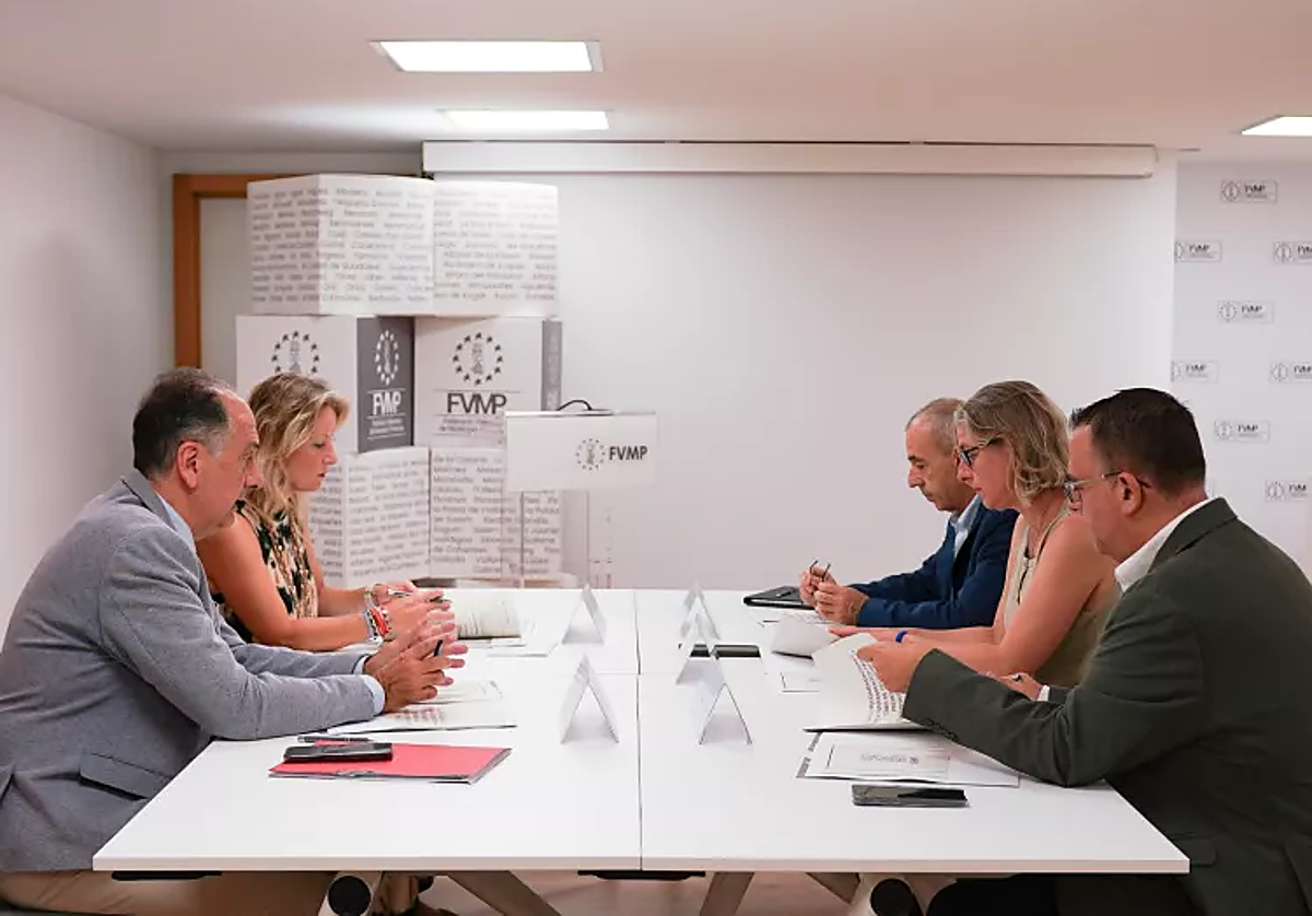 Reunión del conseller de Emergencias con al presidenta de la FVMP.