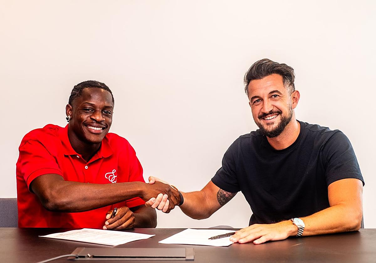 Héctor Rodas, junto a Etta Eyong.